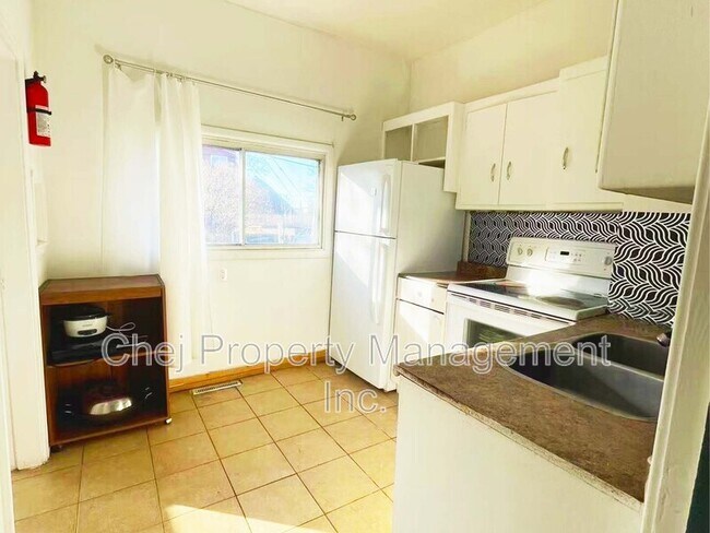 Photo du bâtiment - 10564-10592 92 St NW