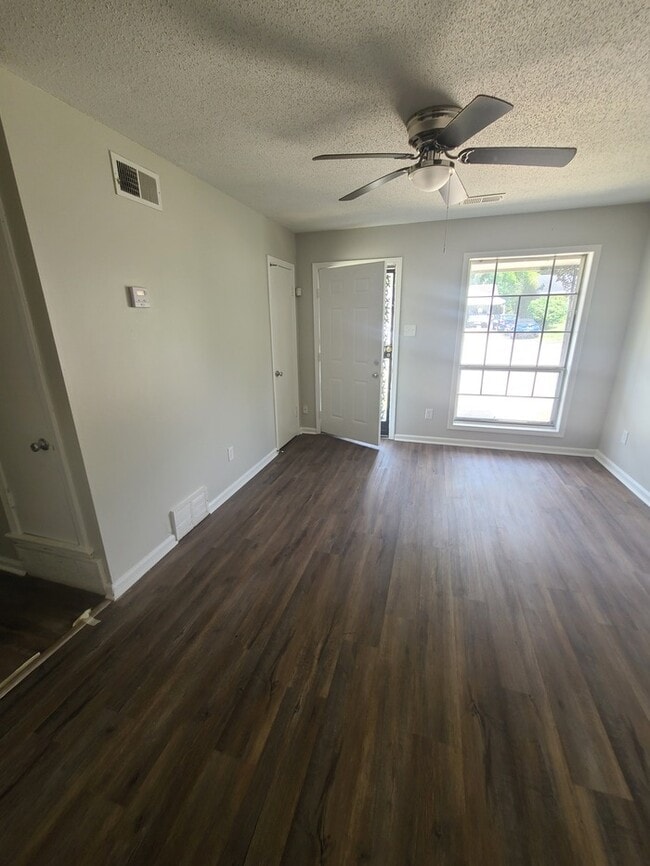 Building Photo - 3 Bedroom/ 1.5 Bath Home - Westwood