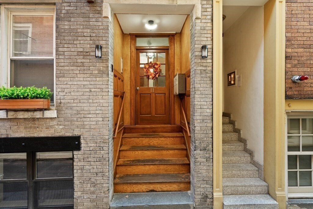 Primary Photo - 11 Bartlett Pl