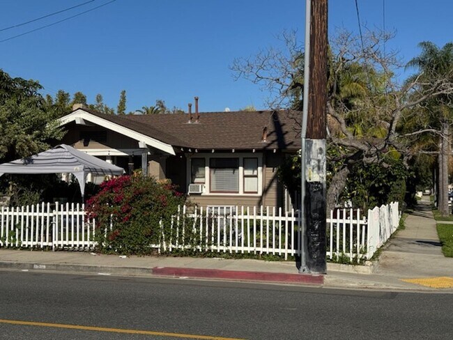 Foto del edificio - 3811 E 10th St