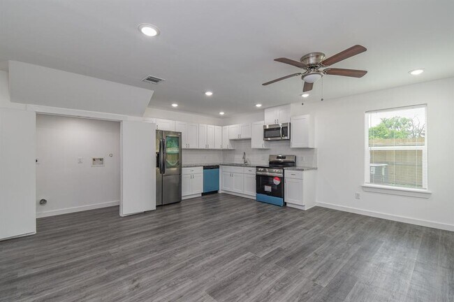 Foto del edificio - 7802 Crestview Dr