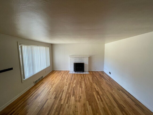 Building Photo - Fantastic SE Salem location!