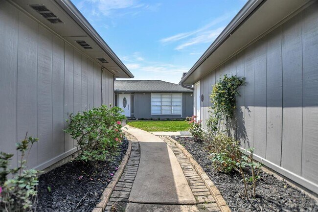 Building Photo - 632 E Castle Harbour Dr
