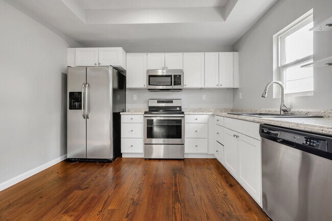 Foto del edificio - Modern Comfort Meets Prime Location — Styl...