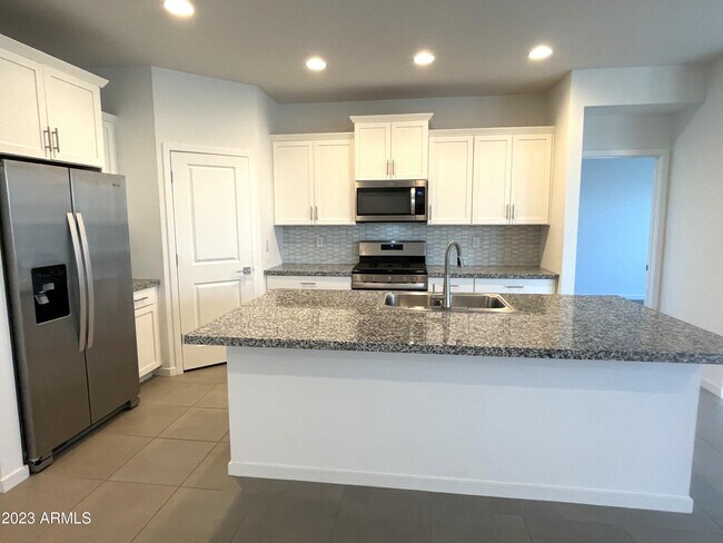 Building Photo - 6832 W Trumbull Rd