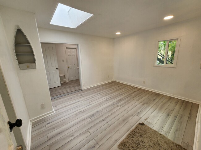 Foto del edificio - 2321 N Beachwood Dr