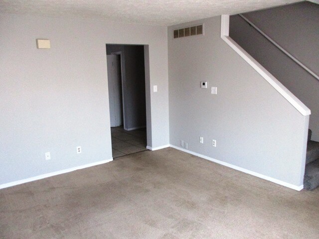 Foto del edificio - 700 Golfcrest Rd N