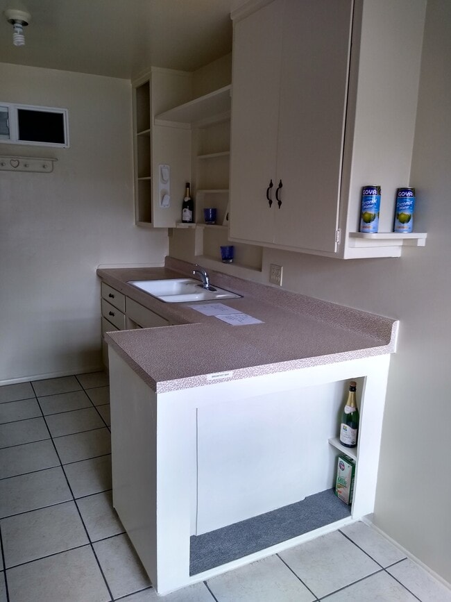 Hermosa cocina - tiene 4 ventanas - 1843 E Palmyra Ave