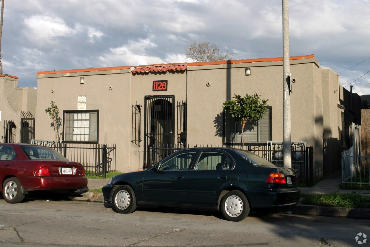 Foto del edificio - 1128 Raymond Ave