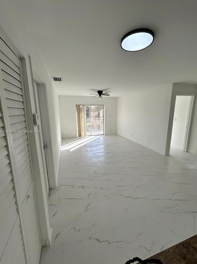 Foto del edificio - 2221 Sherman Cir