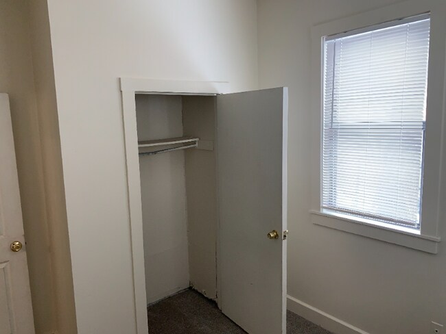Building Photo - 2307 Maplewood Ave