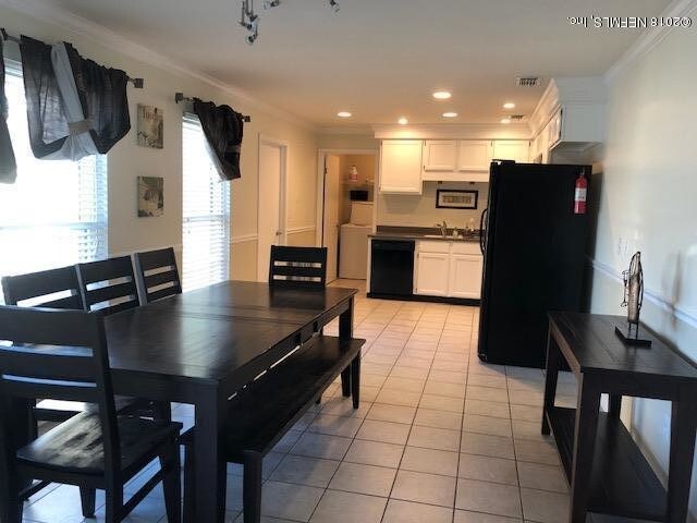 Building Photo - 11160 Oak Ridge Dr S