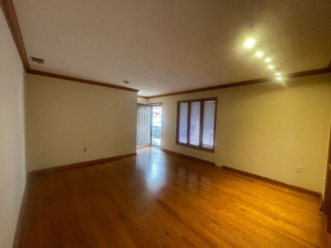 Building Photo - Large Home for rent in Kingsport