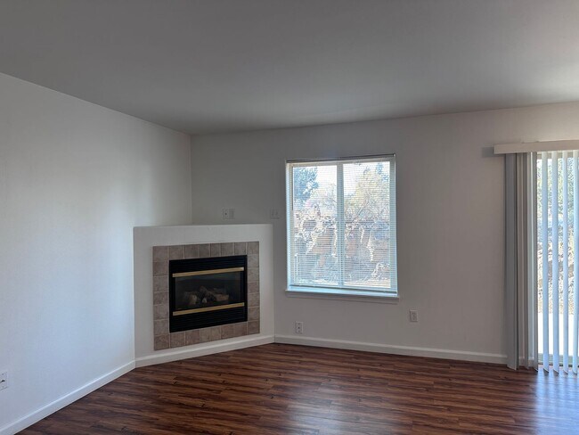 Foto del edificio - Updated 2 Bed Townhome w/ Garage, Fireplace & Utilities Included!