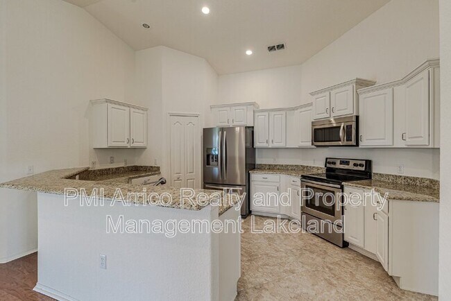 Building Photo - 7073 Heatherbrook Dr