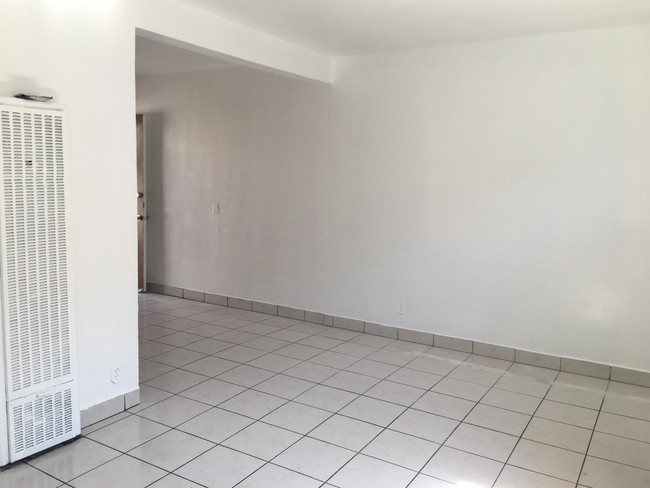 Building Photo - 1517 Plaza del Amo