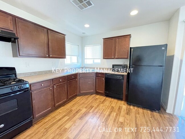 Building Photo - GREAT 3 BEDROOM 2 STORY HOME NEAR CRAIG AN...