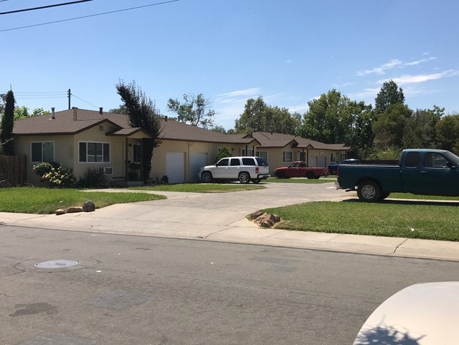 Building Photo - 5726 Belleview Ave