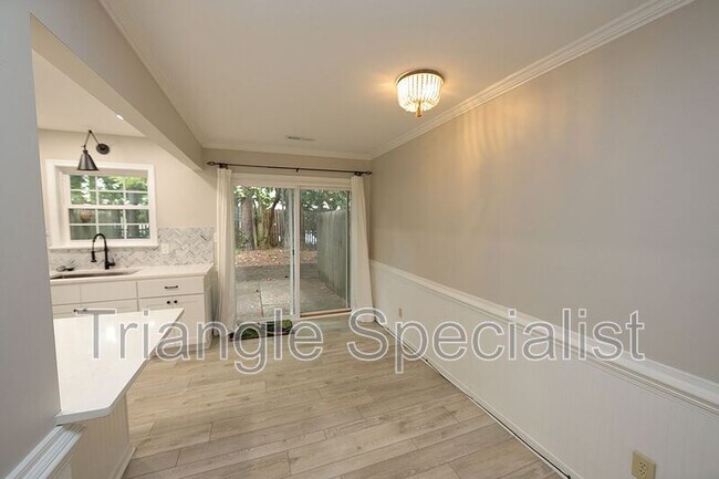 Foto del edificio - 3719 Jamestown Cir