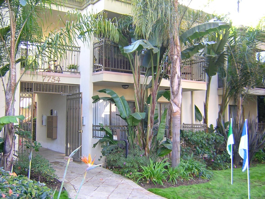 Paseo Court Apartments in Playa Del Rey, CA