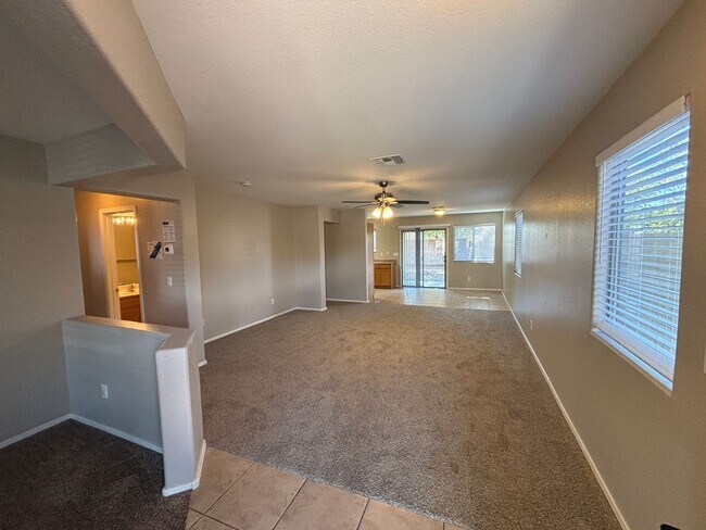 Building Photo - Excellent 2 Bedroom, 2 Bath Single Story H...