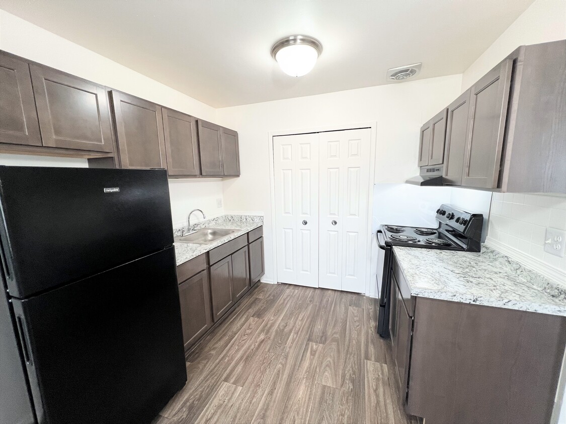 2 BR - Kitchen - Taylor Park Townhomes