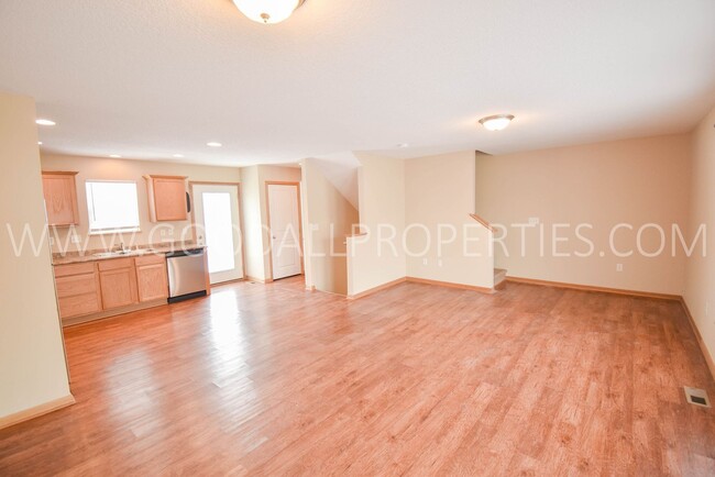 Foto del edificio - Short term lease available! 2.5 Bath Townh...