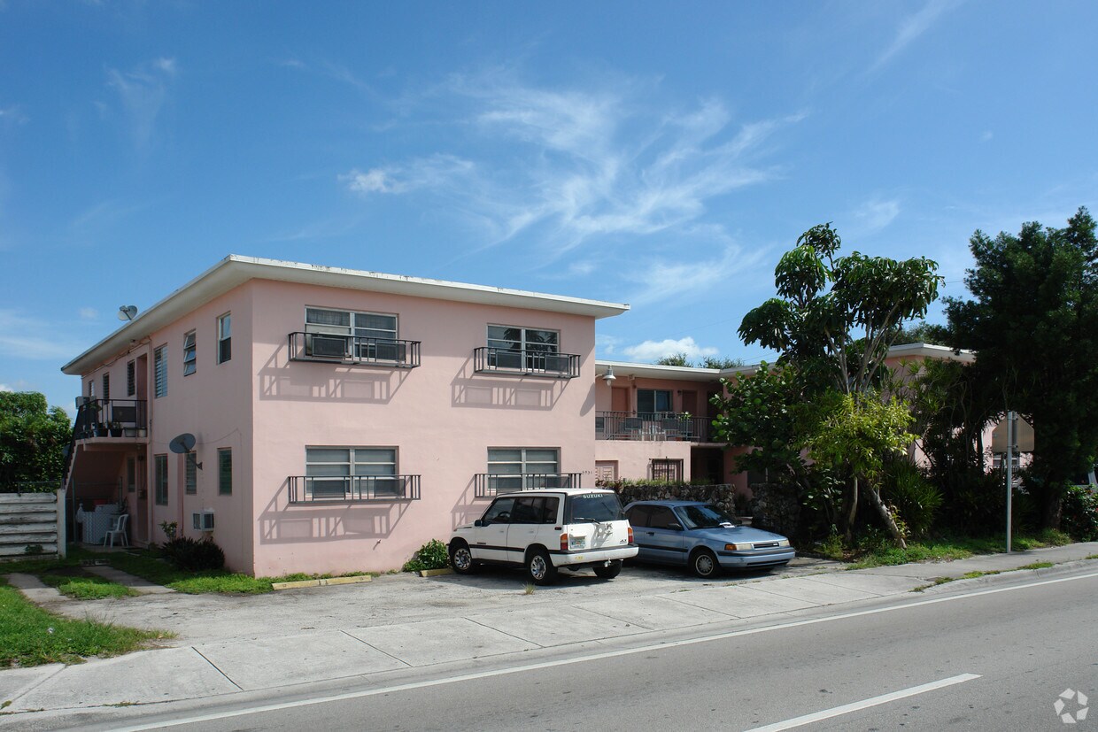 Foto del edificio - 5951 W Flagler St