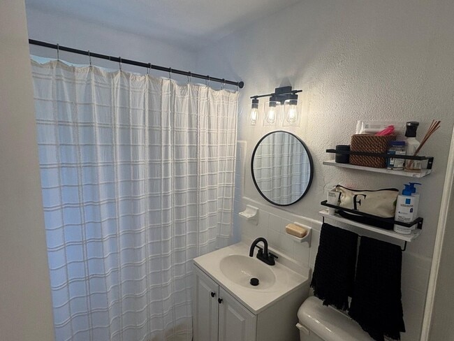 Building Photo - Charming - Premium Location 1 Bed/1 b unit