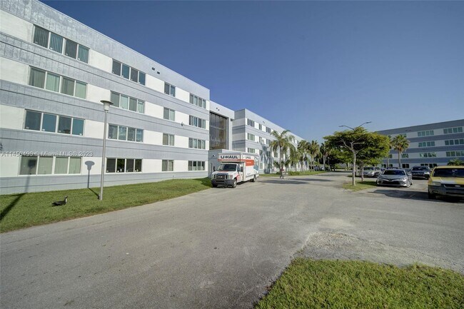 Building Photo - 14850 Naranja Lakes Blvd
