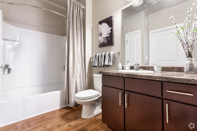 1BR,1BA,816SF - Grand Courtyard - Reserve at Romeoville