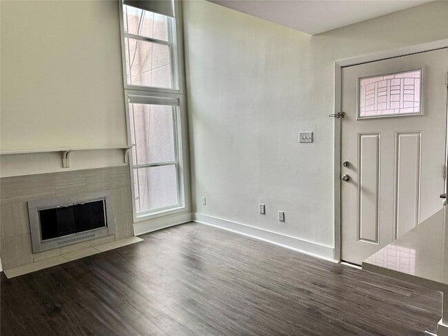 Building Photo - 935 La Posada Dr