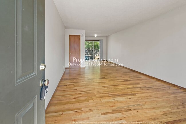 Foto del edificio - Urban Oasis in Mt. Tabor: Sunlit One-Bedroom End Unit!
