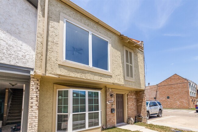 Building Photo - 10816 Briar Forest Dr