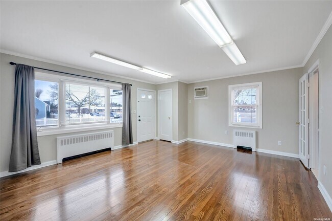 Foto del edificio - 337 W Old Country Rd