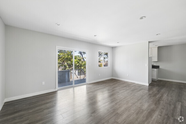 2BR, 1BA - 900SF - Living Room - 4603 E 118th St.