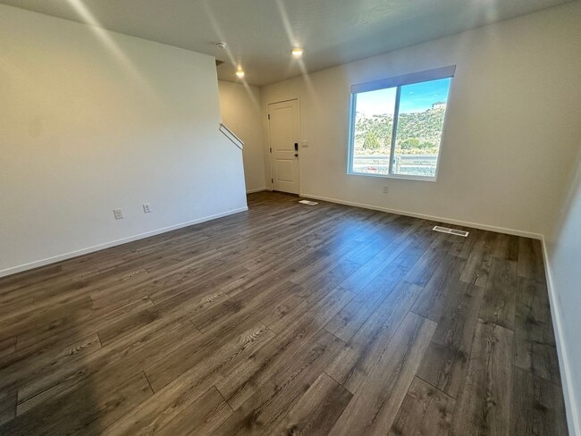 Building Photo - 3 Bedroom 2 bath with Garage- Townhouse