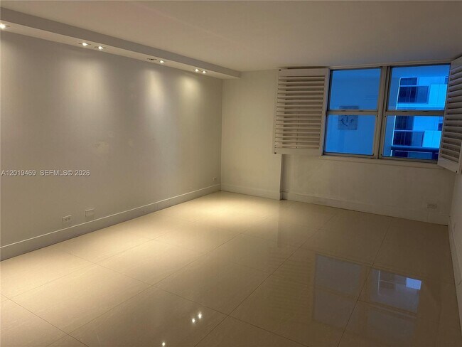 Building Photo - 6039 Collins Ave