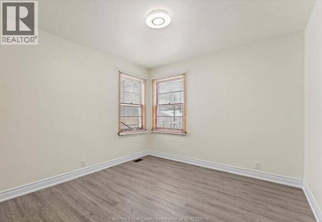 Photo du bâtiment - 732 CHURCH UPPER