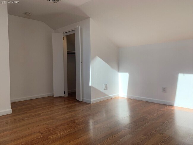 Foto del edificio - 14 Bayville Ave