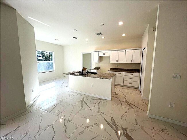 Building Photo - Large 4 bedroom, 3 bath, 2 car garage-MOVE...
