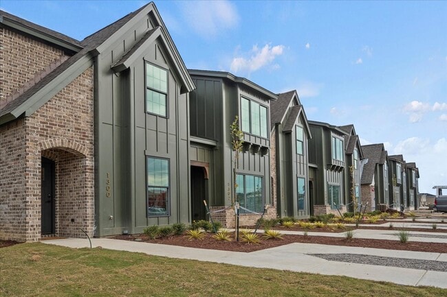 Building Photo - 1300 Twelve Oaks Ln