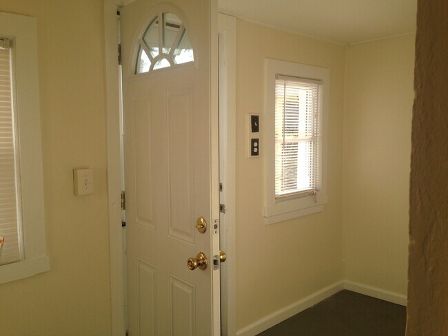 Foto del edificio - Great Home! Spacious and Updated! Wood Flooring! New Window! Eat-in-Kitchen! Yard!