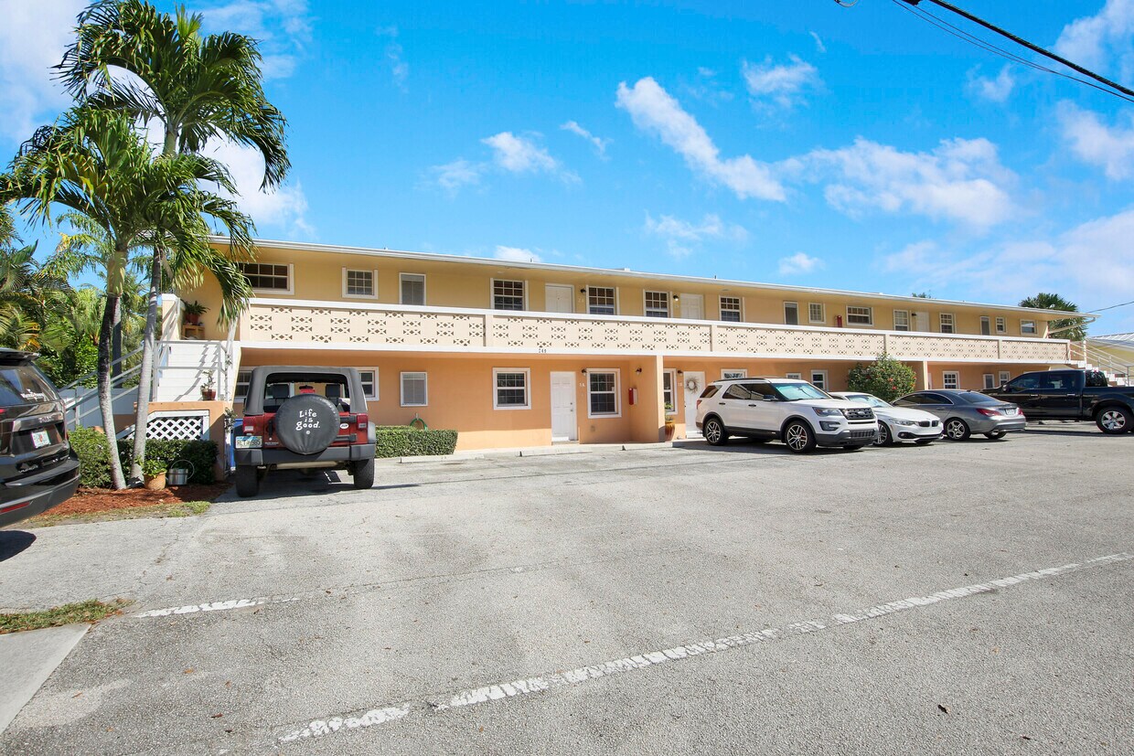 249 Center St Unit 1a, Jupiter, FL 33458 Condo for Rent in Jupiter