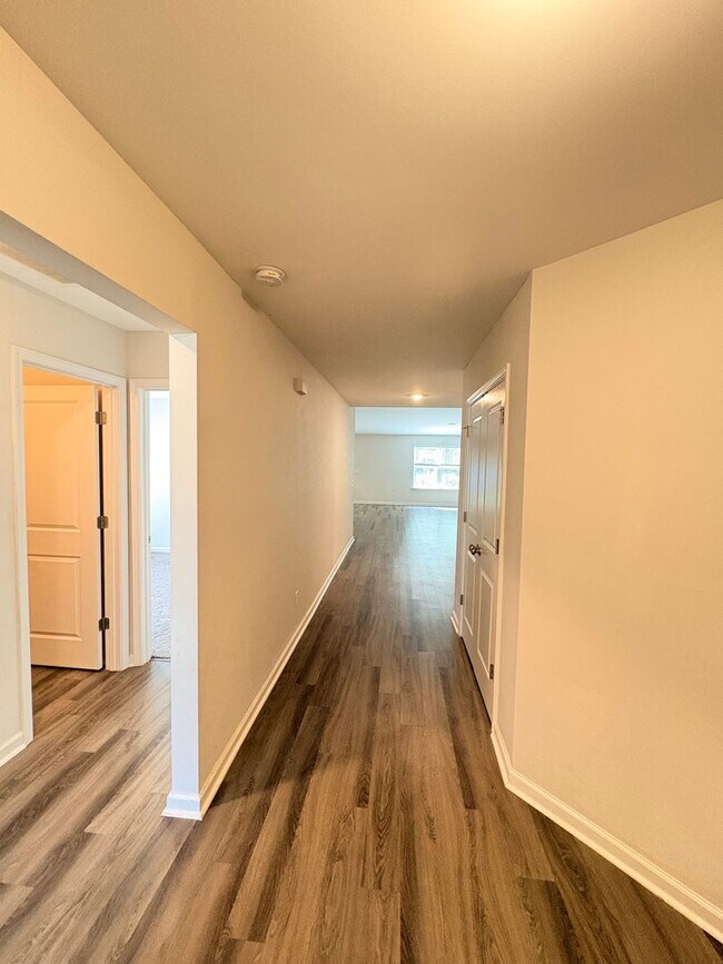 Building Photo - Welcome To Heritage New River Side