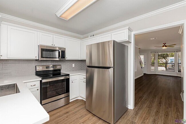 Foto del edificio - 2 Bedroom Townhome off Jefferson & Bluebonnet Blvd- Pet Friendly