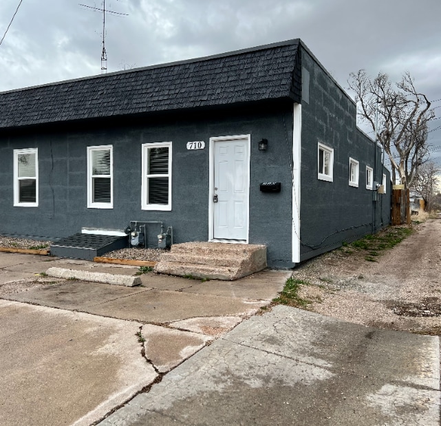 Building Photo - Nice two bedroom duplex!