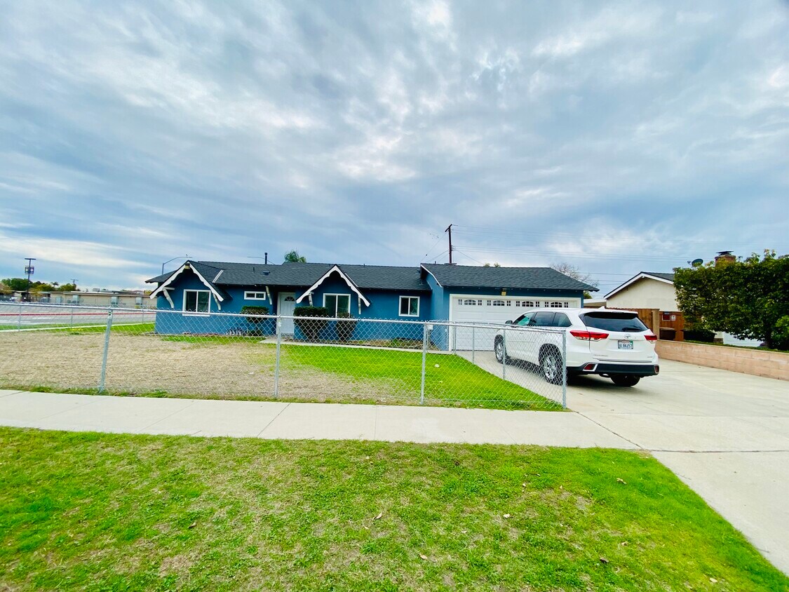 Primary Photo - 3204 W Stonybrook Dr