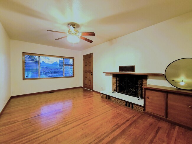 Living Room - 414 NE 127th Ave