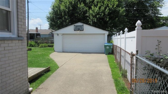 Building Photo - 121 Radcliff St